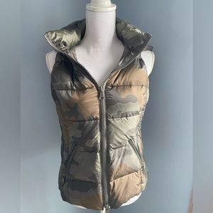 Evereve camouflage vest with detachable hood